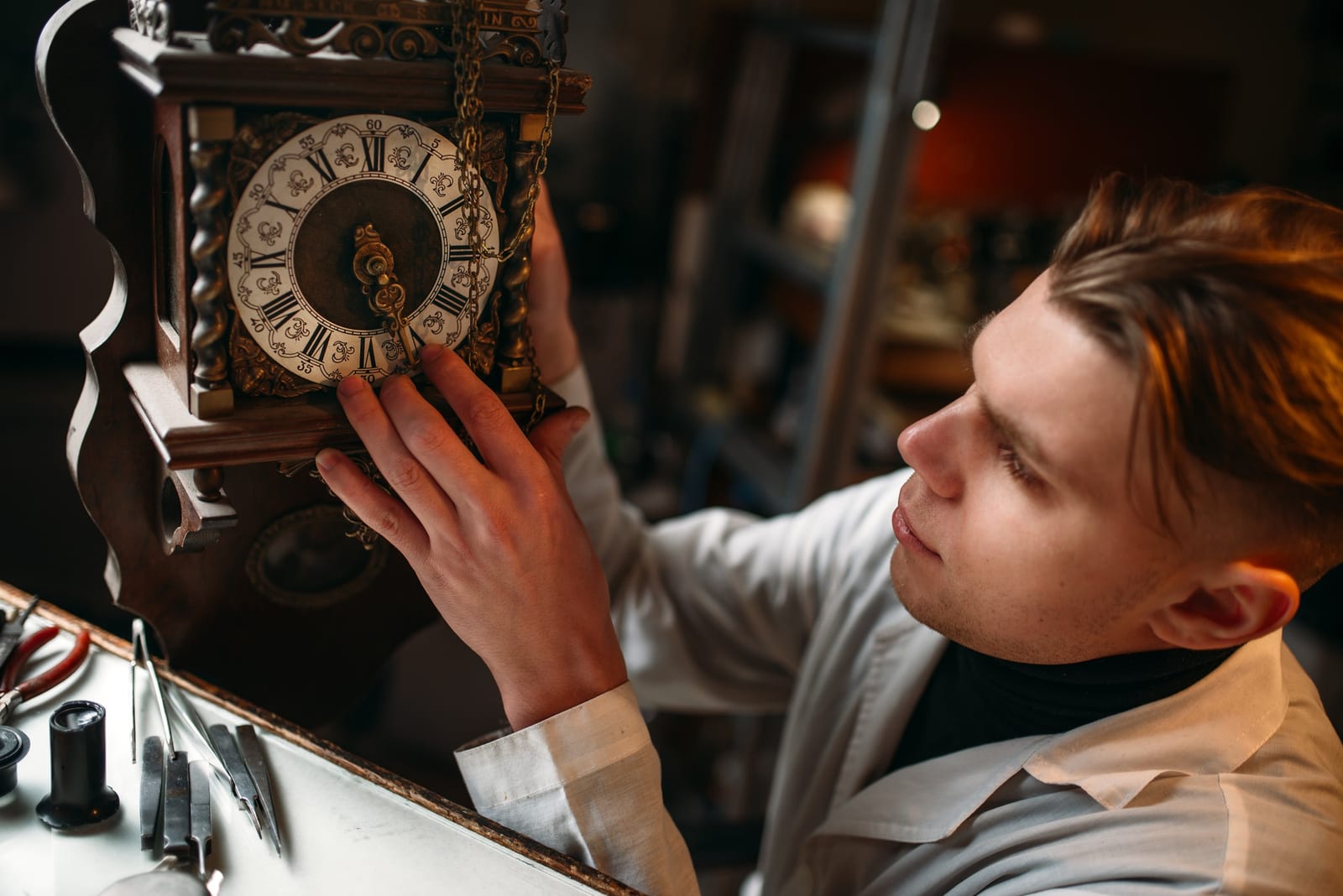 Insieme di componenti meccanici di un orologio da polso disposti sul banco